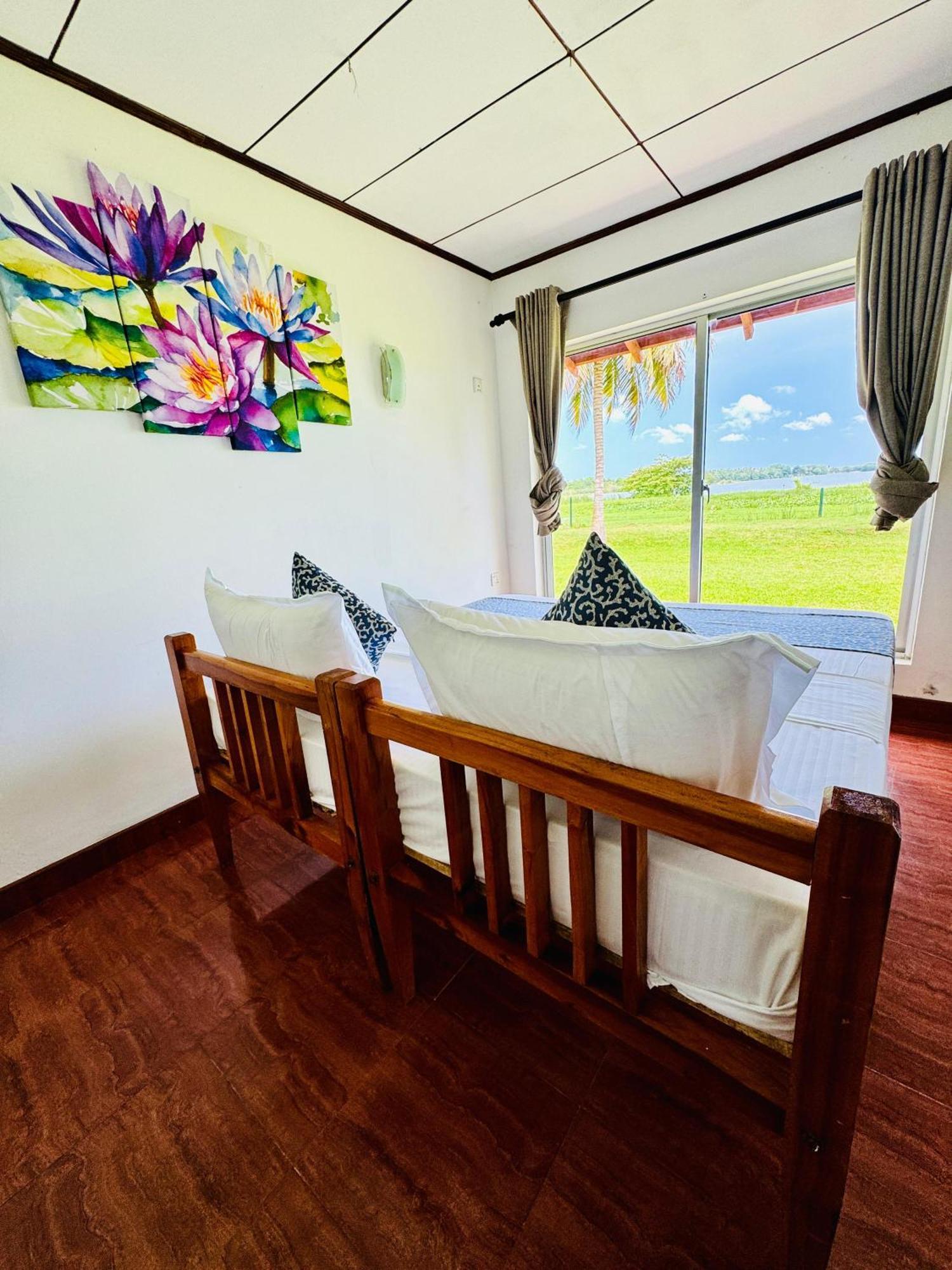 Lake View Cottage Tissamaharama Extérieur photo