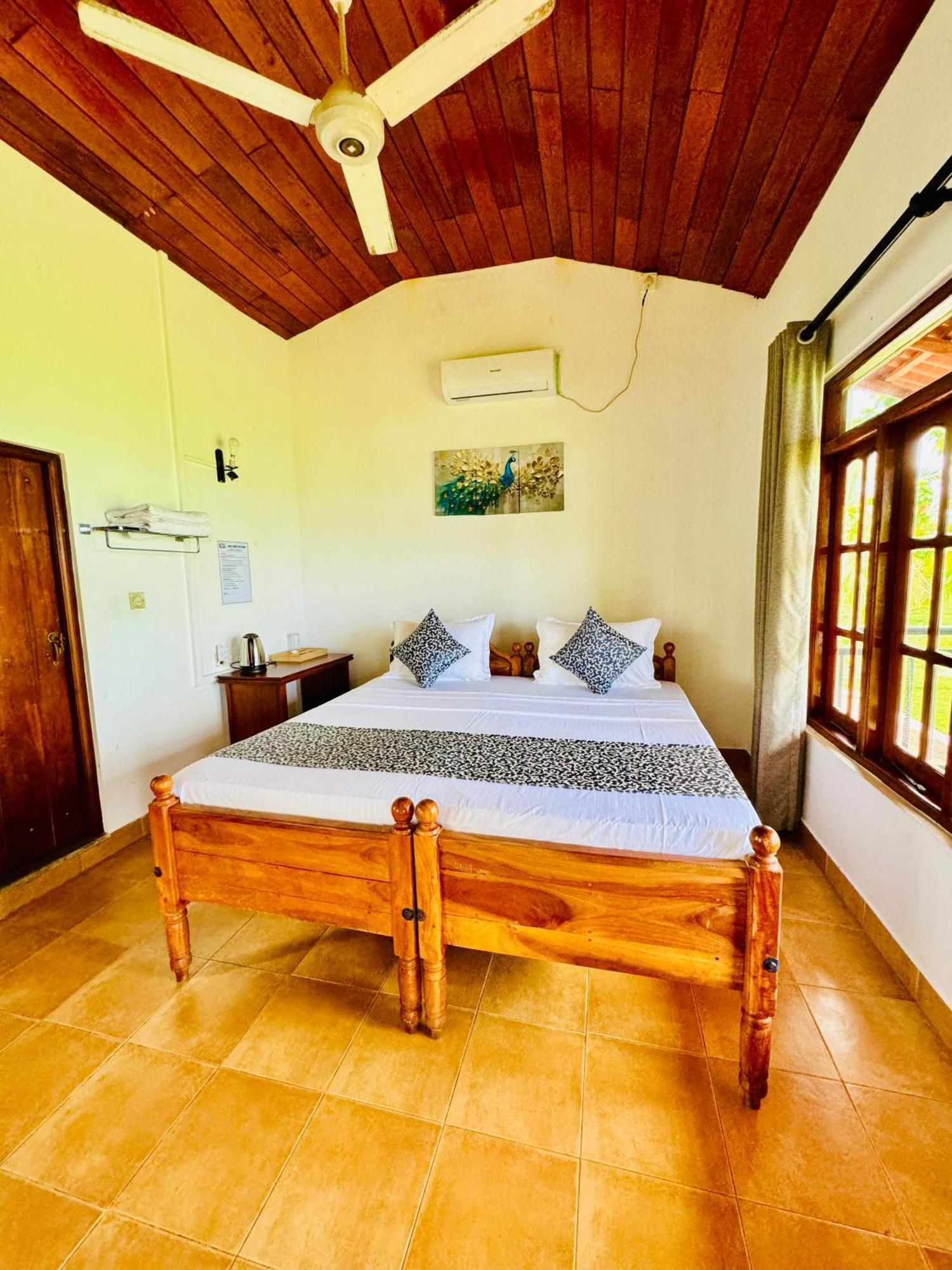 Lake View Cottage Tissamaharama Extérieur photo